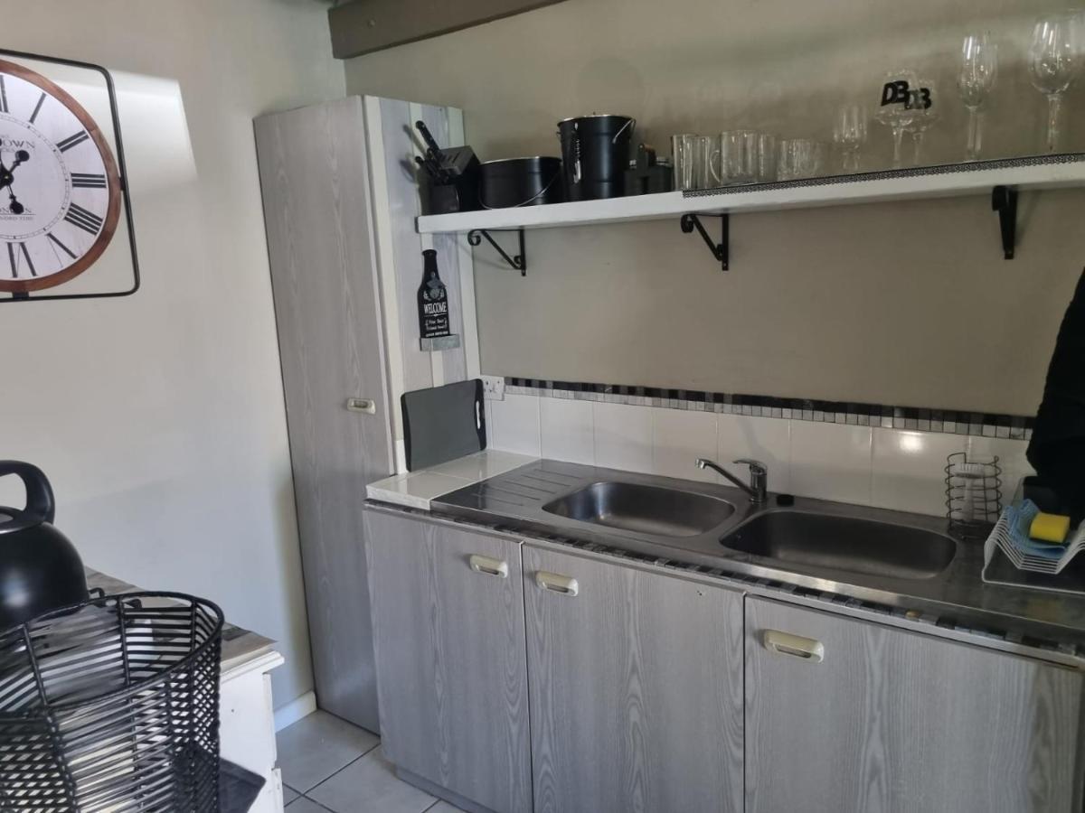 Angel 8 Airbnb Apartment 2 Robertson Esterno foto