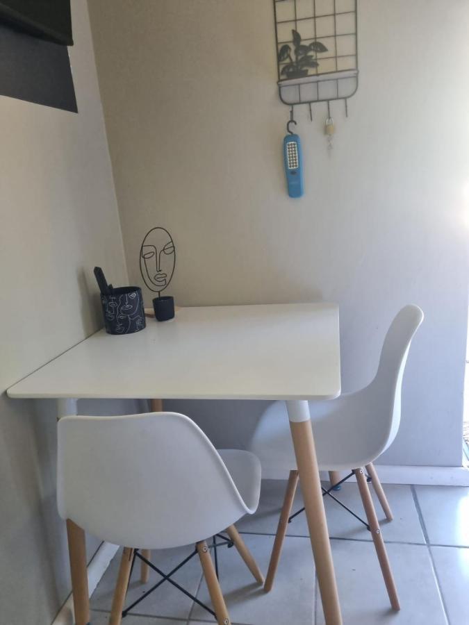 Angel 8 Airbnb Apartment 2 Robertson Esterno foto